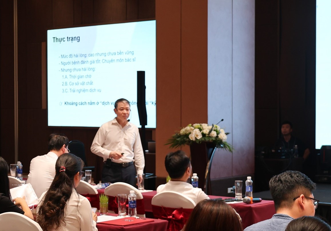 PGS.TS. Lê Ngọc Tuyến truyền đạt chuyên đề: “Đổi mới phong cách, thái độ phục vụ của cán bộ y tế hướng tới sự hài lòng của người bệnh”.